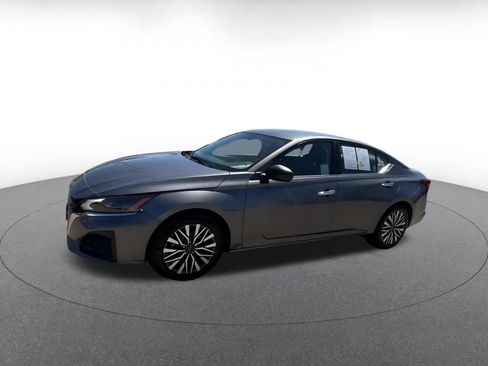 Used 2025 Nissan Altima 2.5 SV FWD image 7