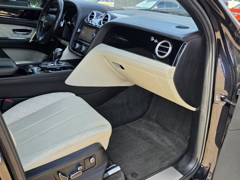 Used 2017 Bentley Bentayga AWD/4WD image 32