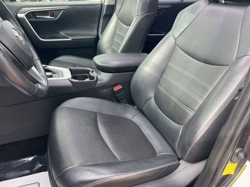 Used 2020 Toyota RAV4 Limited image 10