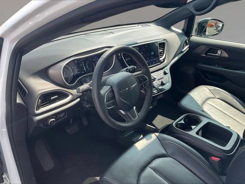 Used 2025 Chrysler Pacifica Select FWD image 17