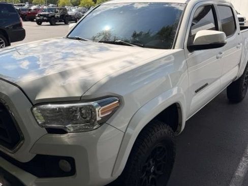 Used 2022 Toyota Tacoma SR5 w/ Technology Package RWD image 3