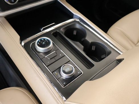 Used 2023 Ford Expedition Max XLT image 9