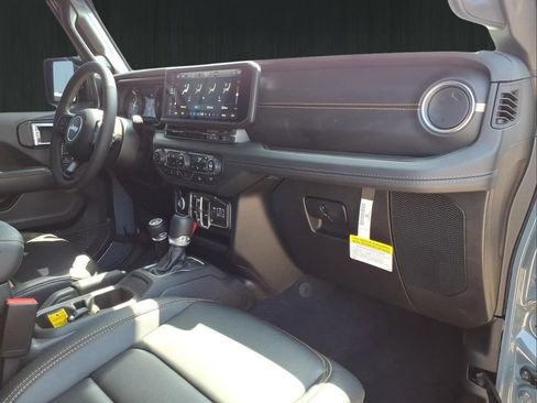 Used 2025 Jeep Gladiator Sport AWD/4WD image 12