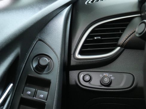 Used 2022 Chevrolet Trax LT w/ LT Convenience Package image 16