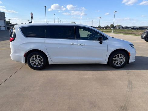 Used 2025 Chrysler Pacifica Select FWD image 2
