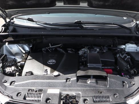 Used 2019 Toyota Highlander XLE image 11