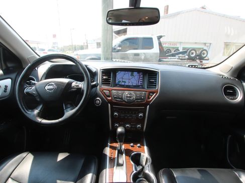 Used 2020 Nissan Pathfinder Platinum FWD image 13