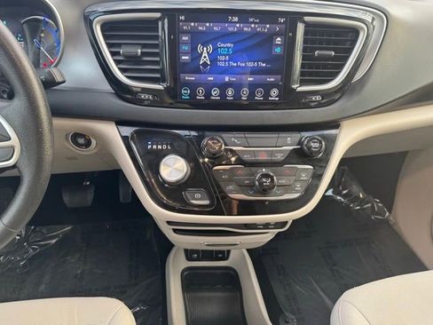 Used 2019 Chrysler Pacifica Touring Plus FWD image 2