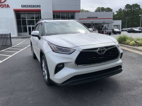 Used 2021 Toyota Highlander Limited AWD/4WD image 2