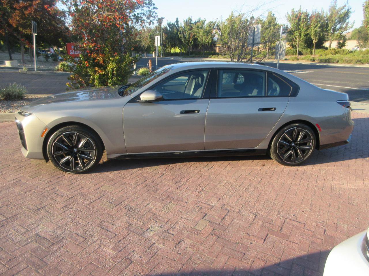 Used 2023 BMW 760i xDrive AWD/4WD image 5