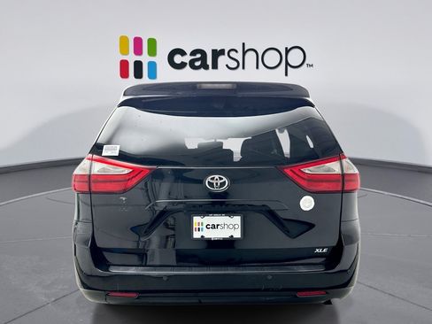 Used 2017 Toyota Sienna XLE Premium FWD image 4