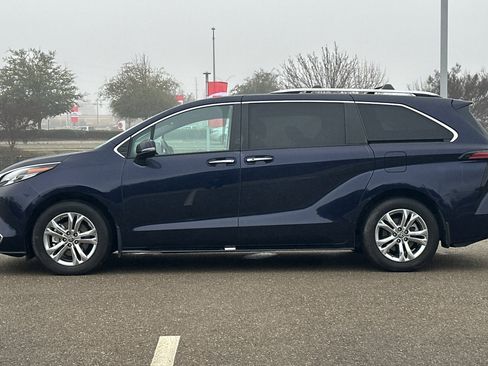 Used 2023 Toyota Sienna Platinum image 7