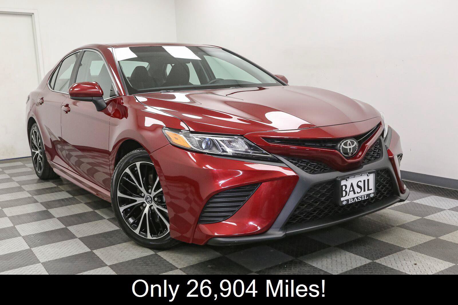Used 2018 Toyota Camry SE FWD image 2