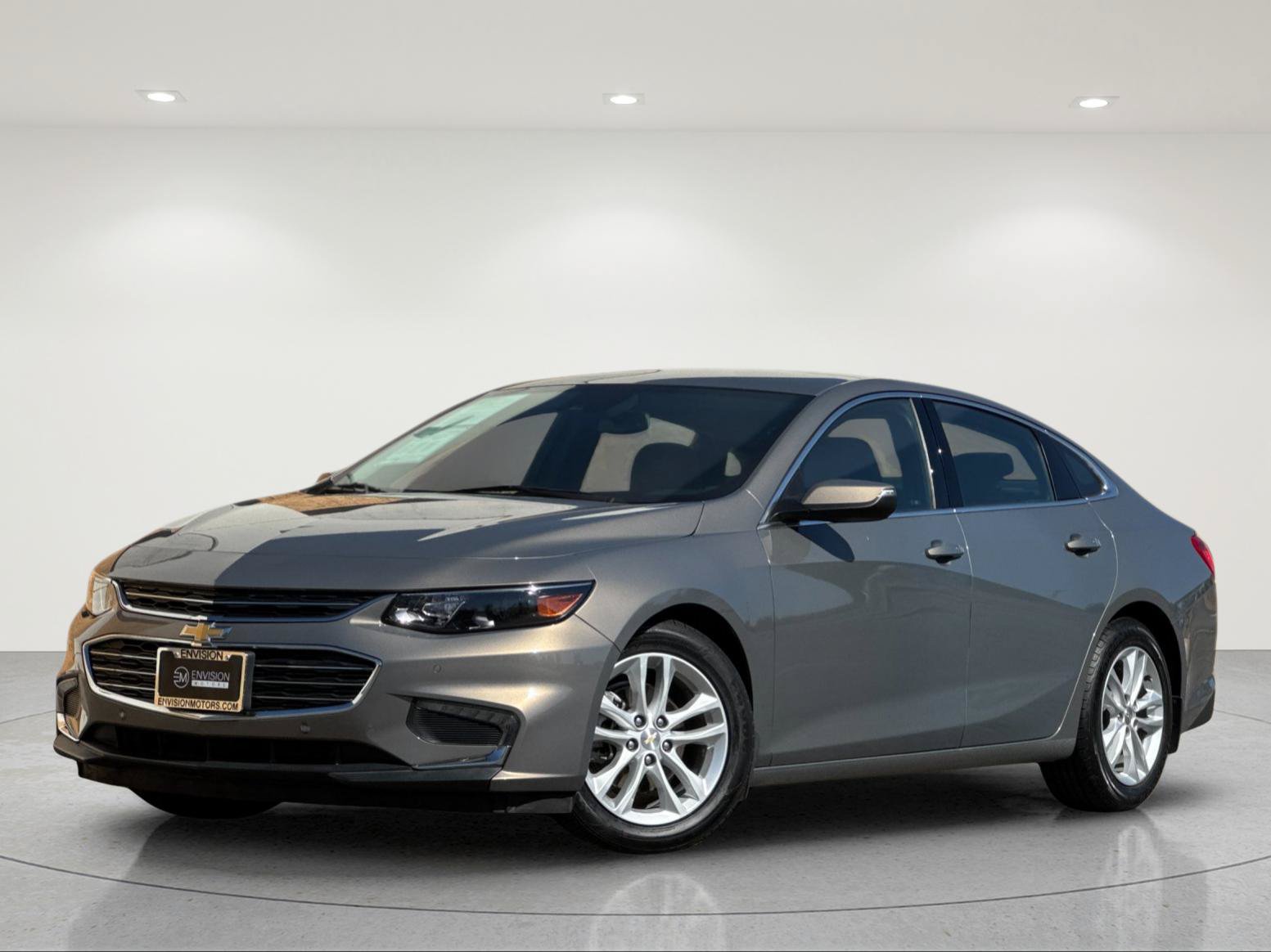 Used 2017 Chevrolet Malibu LT w/ Leather Package FWD image 2