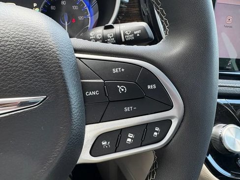 Used 2024 Chrysler Pacifica Limited FWD image 21