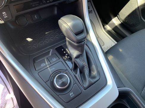 Used 2020 Toyota RAV4 LE w/ Carpet Mat Package AWD/4WD image 34