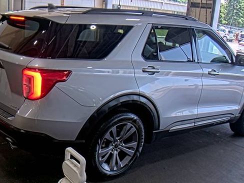Used 2022 Ford Explorer XLT w/ Equipment Group 202A AWD/4WD image 4