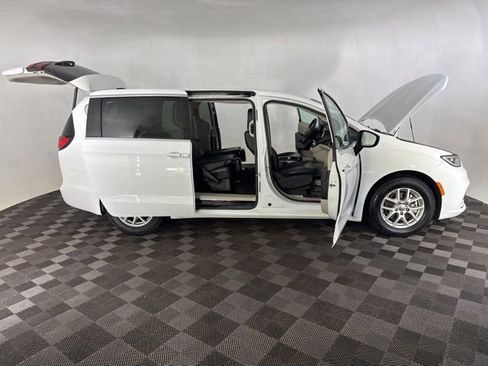 Used 2023 Chrysler Pacifica Touring-L FWD image 13