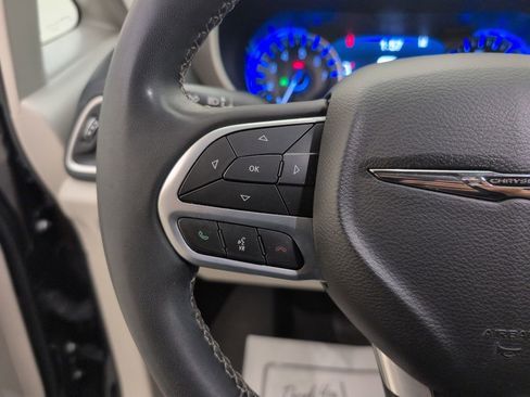 Used 2022 Chrysler Pacifica Touring-L FWD image 35