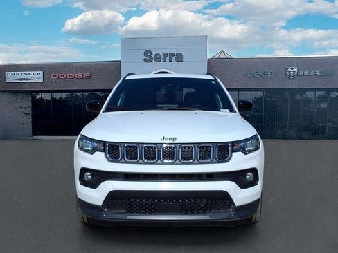 Used 2023 Jeep Compass Latitude image 2