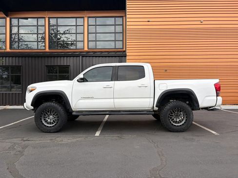 Used 2017 Toyota Tacoma TRD Off-Road AWD/4WD image 2