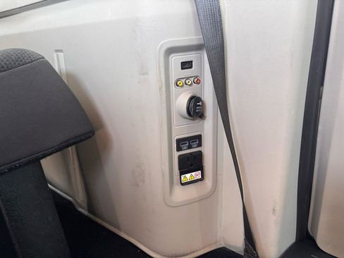 Used 2018 Dodge Grand Caravan SE w/ UConnect Hands-Free Group FWD image 19