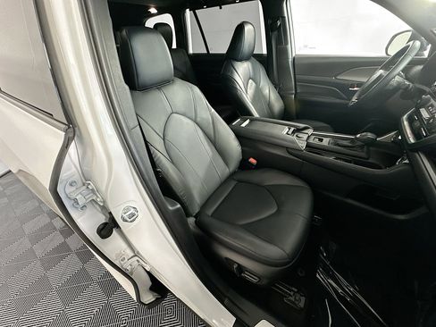 Used 2025 Toyota Grand Highlander AWD Hybrid image 28