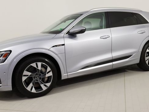 Used 2022 Audi e-tron Premium Plus w/ Premium Plus Package image 3