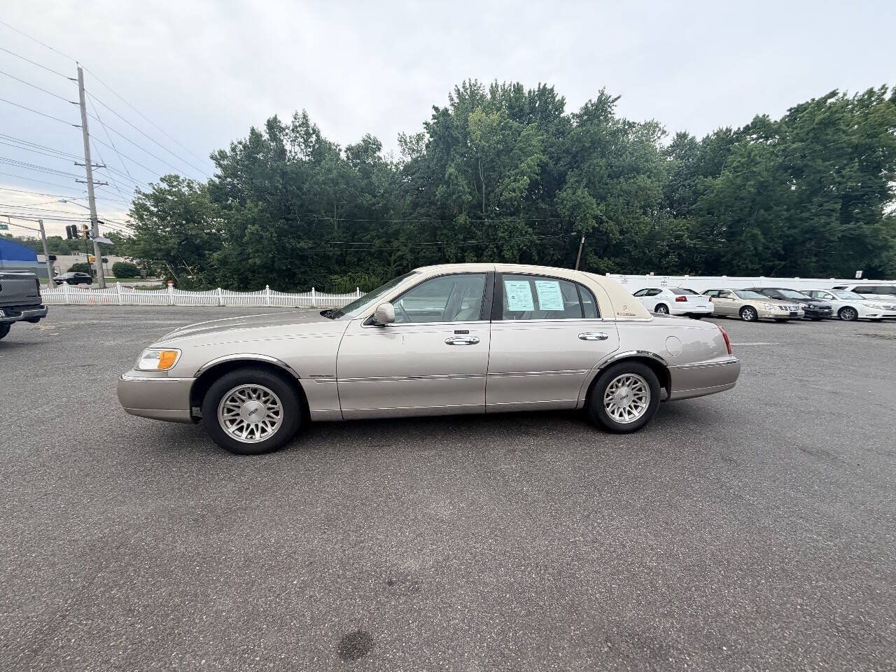 Used 1999 Lincoln Town Car Signature RWD image 43