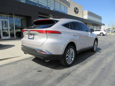 Used 2024 Toyota Venza XLE image 10