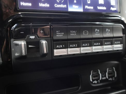 Used 2022 RAM 3500 Laramie AWD/4WD image 12