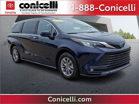 Used 2025 Toyota Sienna XLE image 1