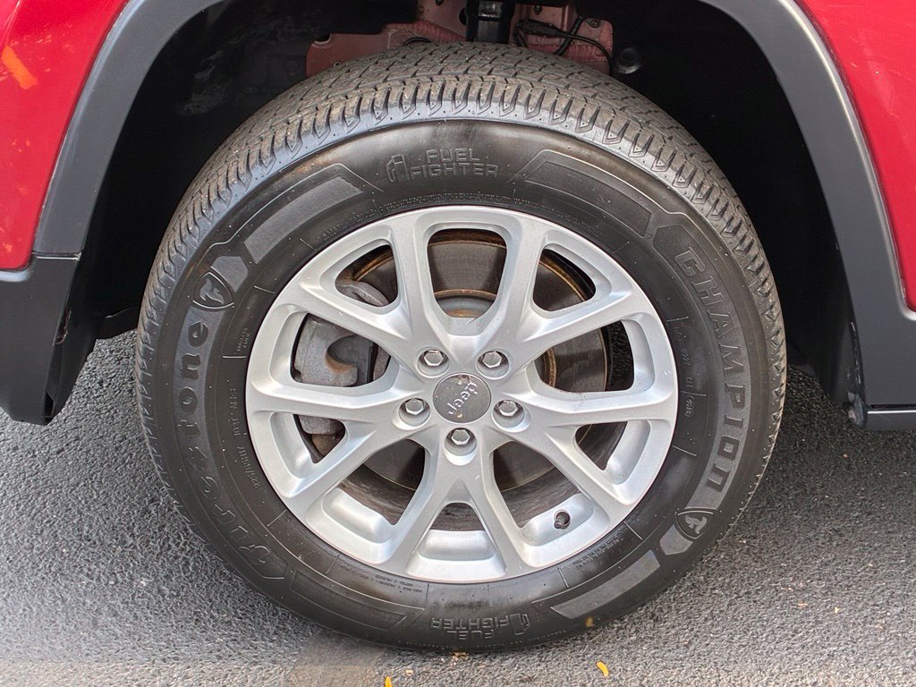 Used 2016 Jeep Cherokee Latitude w/ Safety/Convenience Group AWD/4WD image 9