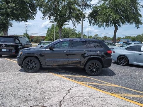 Used 2018 Jeep Grand Cherokee Altitude RWD image 3