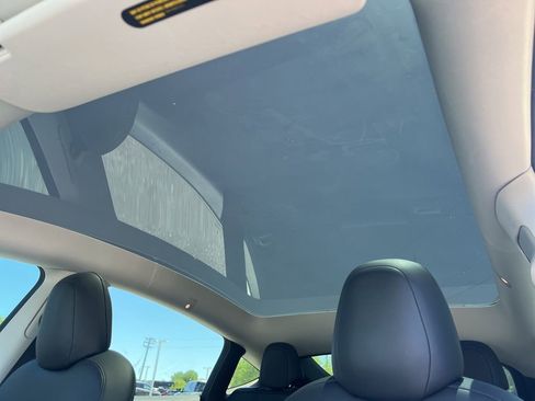 Used 2022 Tesla Model Y Long Range AWD/4WD image 4