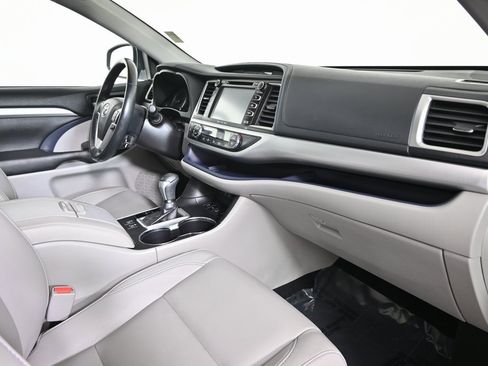 Used 2018 Toyota Highlander XLE image 15