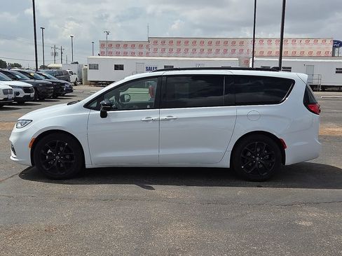 Used 2025 Chrysler Pacifica Limited FWD image 2