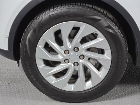 Used 2025 Land Rover Discovery S image 9