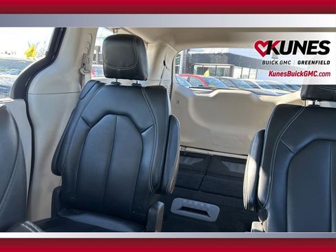 Used 2023 Chrysler Pacifica Touring-L image 30