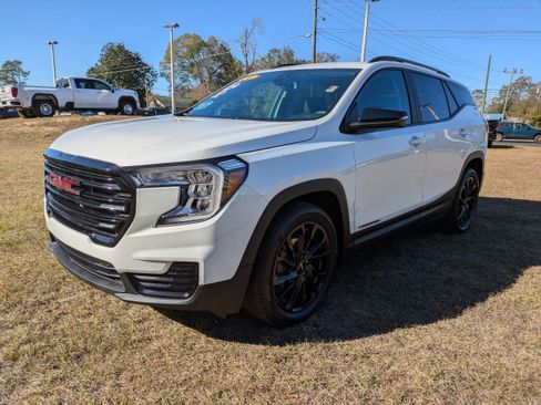 Used 2024 GMC Terrain SLE w/ Driver Convenience Package image 8