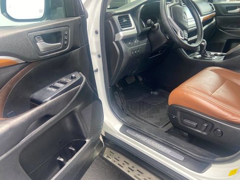 Used 2017 Toyota Highlander Limited Platinum AWD/4WD image 7