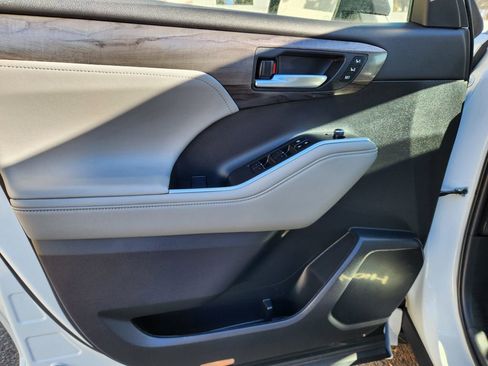 Used 2023 Toyota Highlander Limited image 8