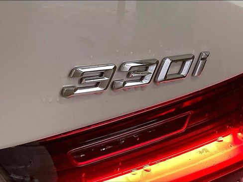 Used 2023 BMW 330i Sedan w/ Premium Package image 11