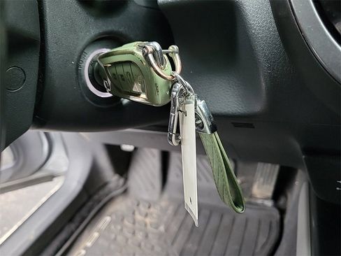 Used 2019 Toyota Camry LE image 30