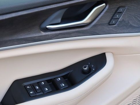 New 2025 Jeep Grand Cherokee Limited w/ Luxury Tech Group II image 12