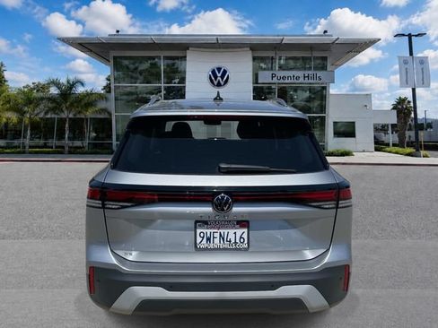 Used 2026 Volkswagen Tiguan SE w/ Panoramic Sunroof Package FWD image 5