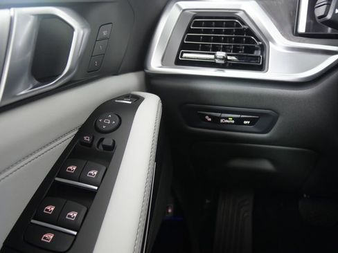 Used 2025 BMW X5 xDrive50e w/ Premium Package image 18