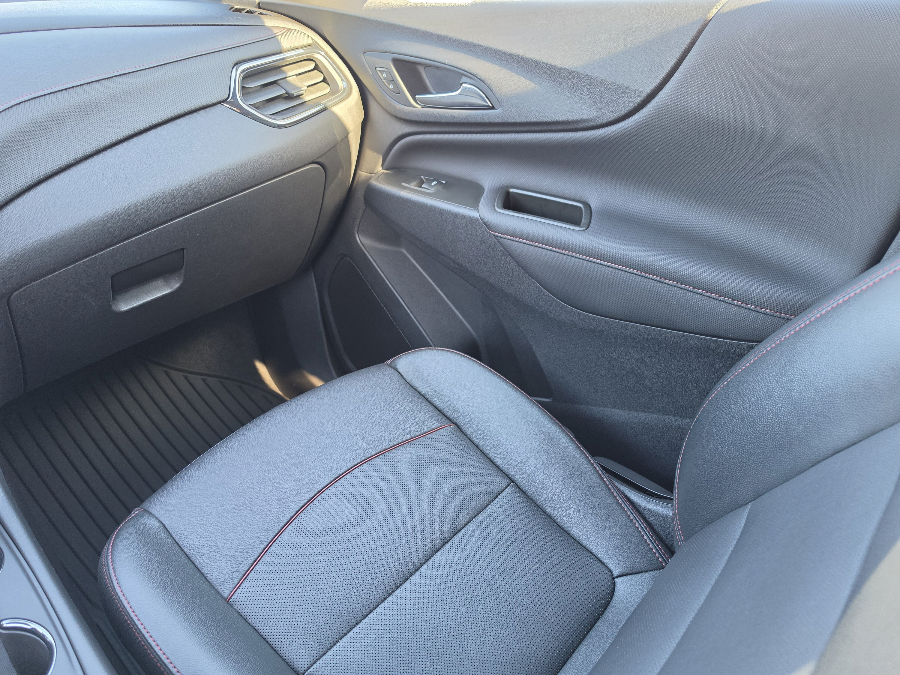 Used 2024 Chevrolet Equinox RS w/ RS Leather Package FWD image 19