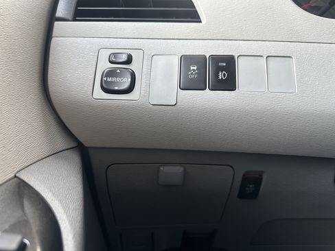 Used 2013 Toyota Sienna LE image 24