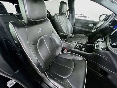 Used 2025 Chrysler Pacifica Limited FWD image 31